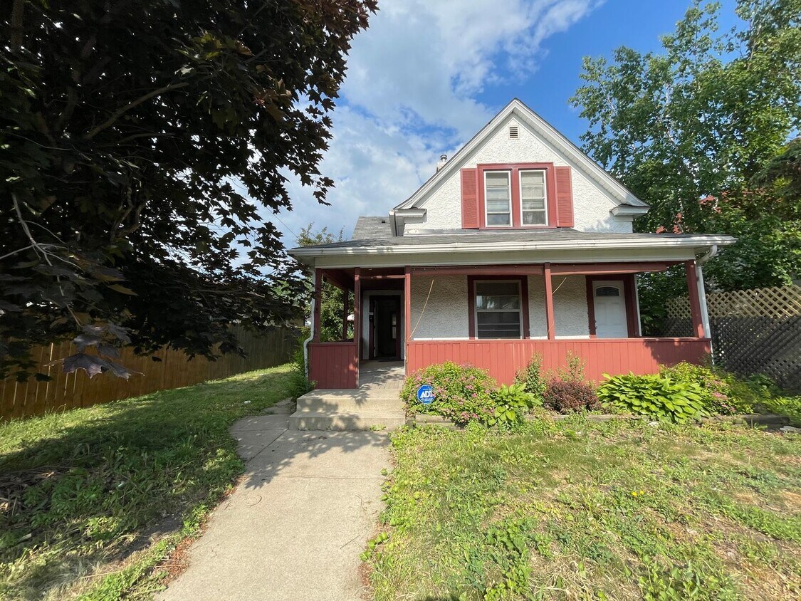 Foto principal - 2418 California St NE