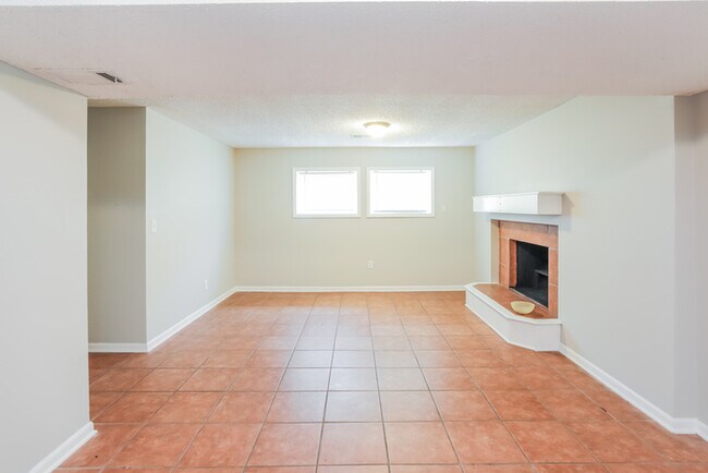Building Photo - Gorgeous 3 Bedroom Home in Excelsior Springs!