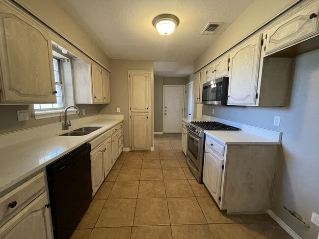 Building Photo - 113 Deerwood Ln