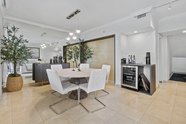 Building Photo - 520 Brickell Key Dr