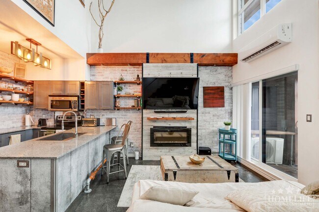 Photo du bâtiment - Stunning 2 Bed | 2 Bath Industrial-Chic Lo...