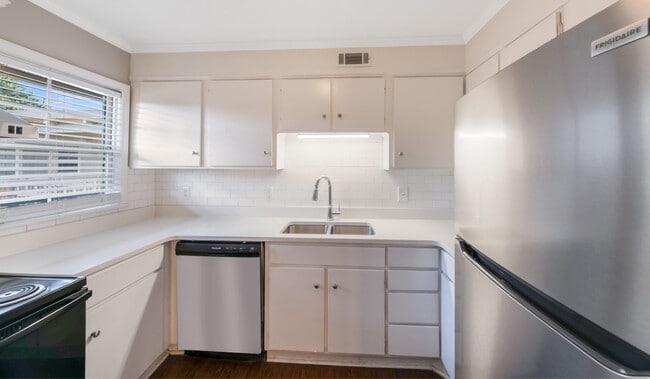 Building Photo - Courtyard on Main