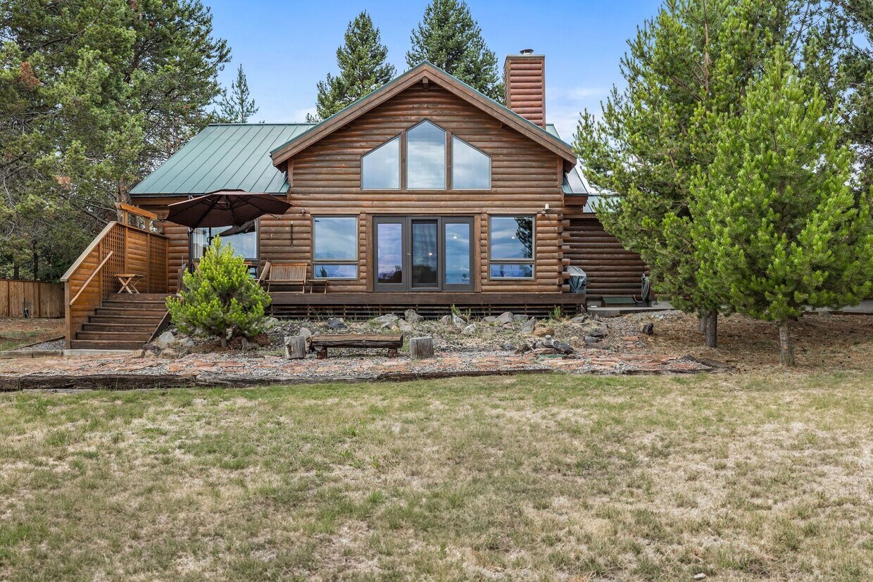 Foto principal - Log home on 3.57 riverfront acres with stu...