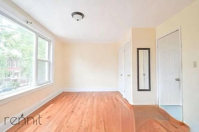Building Photo - 425 E 35th St