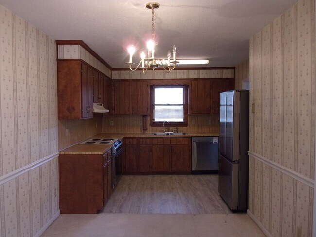 Building Photo - 2 Bedroom 1 Bath Condo Close to Shopping, ...