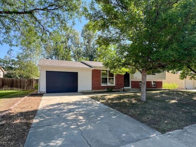 Building Photo - WELCOME TO THIS CHARMING HOME!