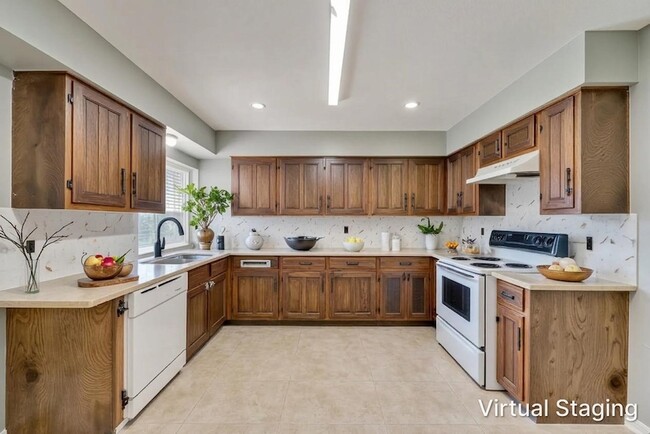 Building Photo - 209 N St Johns Dr