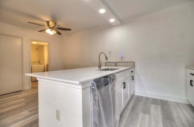 Foto del edificio - 593 Green Springs Pl