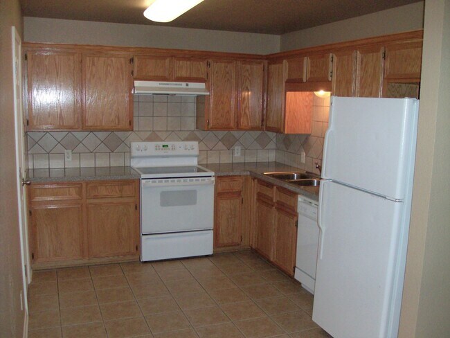 Foto del edificio - Spacious 3-Bedroom Duplex Near Clear Creek...