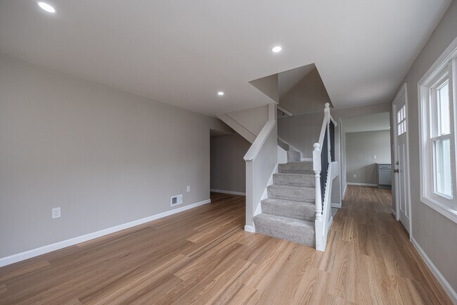 Foto del edificio - 734 Millers Run Rd