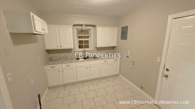 Building Photo - 2370 Larose Ave