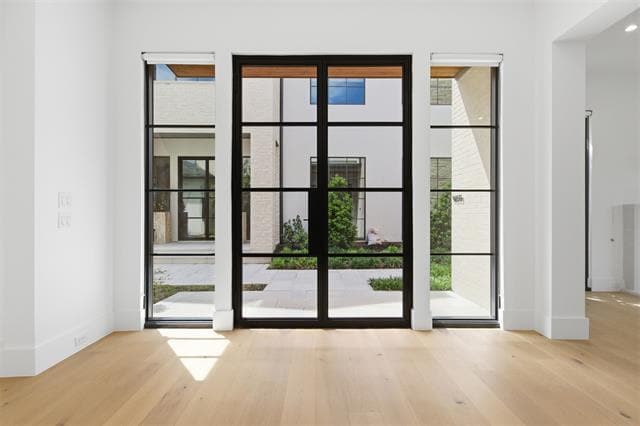 Building Photo - 9855 Kingsway Ave