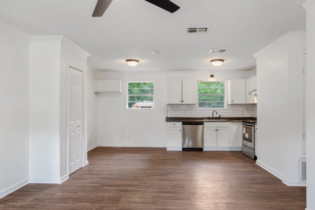 Building Photo - 603 Kershaw Dr