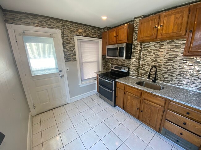 Kitchen - new granite countertop with a large stylish fridge - 433 N Fulton St