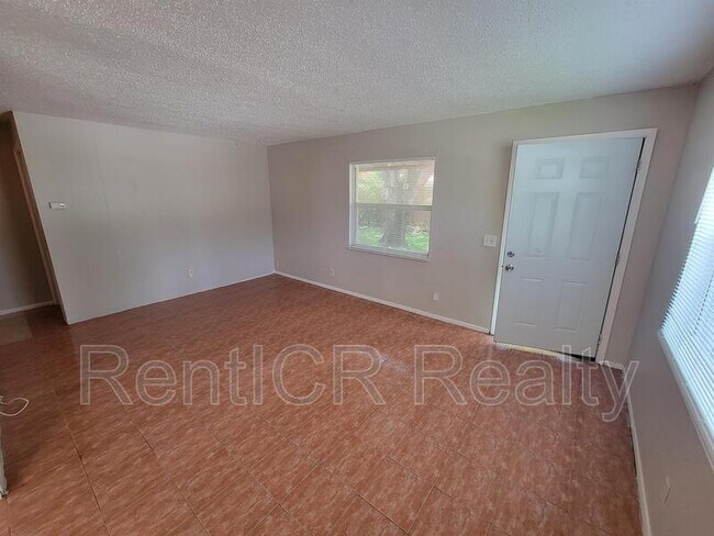 Foto del edificio - 3135 Pine Tree Ave