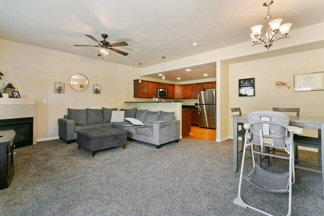 Foto del edificio - 3 Bed 4 Bath Townhome with a Fully Finishe...