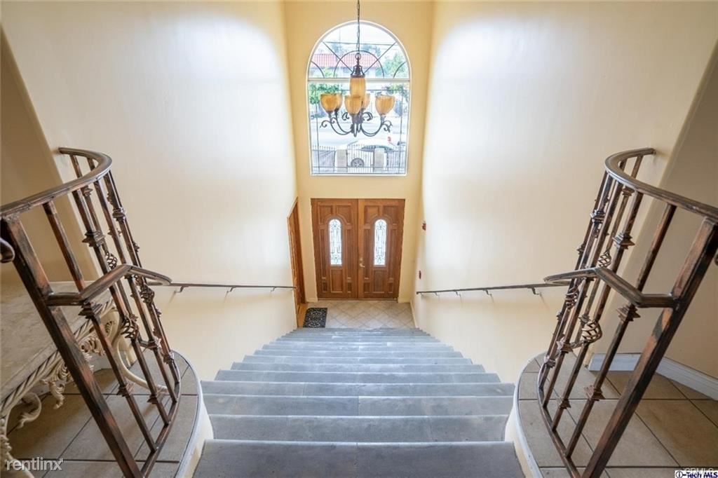 Primary Photo - 3 br, 3 bath Condo - 12648 Vanowen St Apt 203