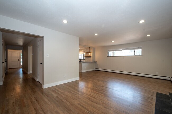 Building Photo - 821 Grape St