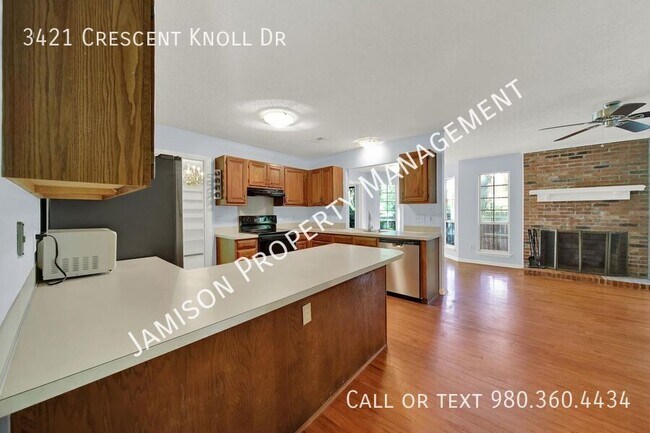 Building Photo - 3421 Crescent Knoll Dr