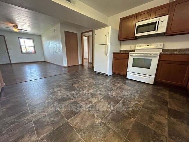 Building Photo - 324 E 4th St