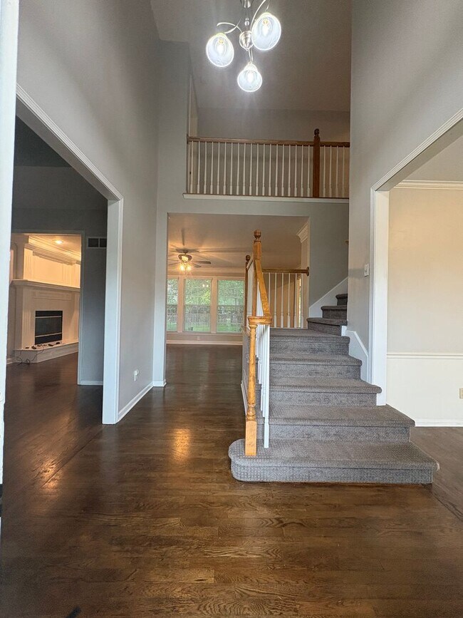 Foto del edificio - Open and Spacious 4 bed/4.5 bath Overland Park Home with Multiple Entertainment Areas