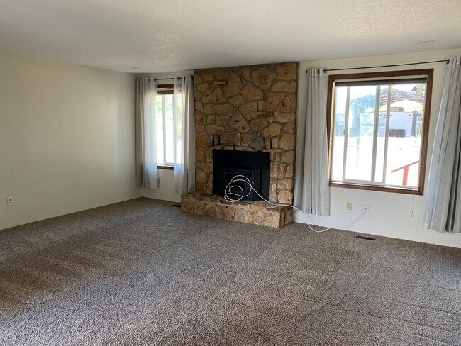 Foto del edificio - ~3 Bedroom 2 Bath House