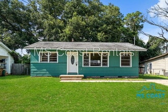 Building Photo - 2050 North Dr