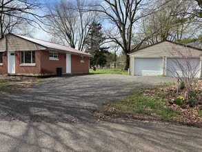 Building Photo - 4253 S Lakeshore Dr