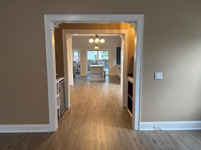 Vista desde el salón hacia la cocina - 302 N Sumner St