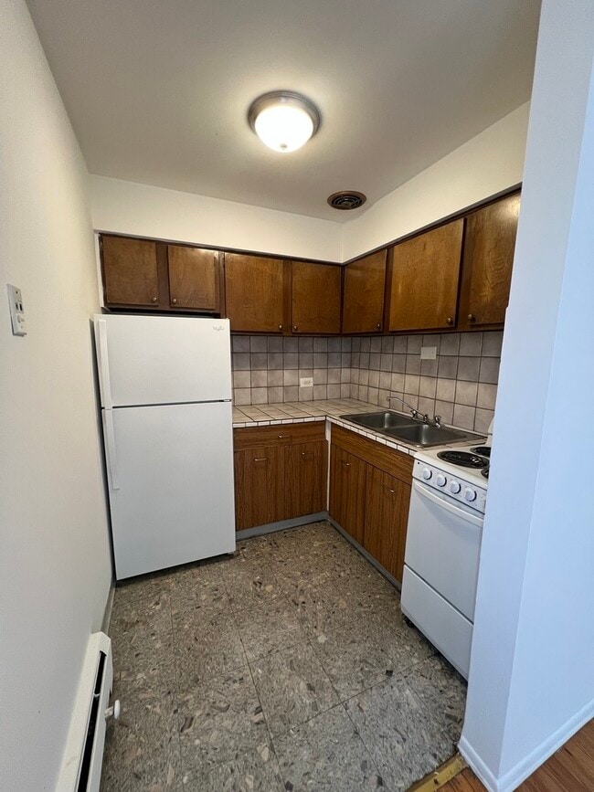 Building Photo - 6250 N Kenmore Ave