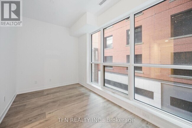 Photo du bâtiment - 327-327 King St W