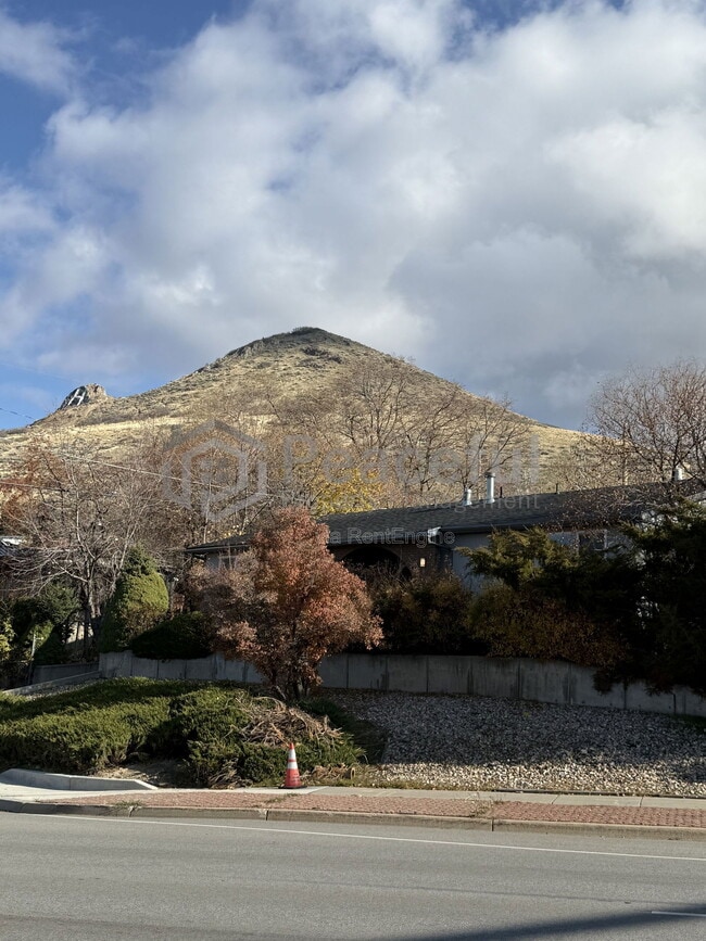 Foto del edificio - 2025 Broadmoor St S