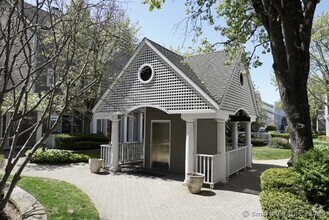 Building Photo - 453 E Putnam Ave