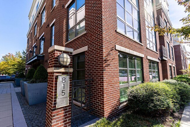 Foto del edificio - 2 Bed, 2 Bath Condo Bathed in Natural Light