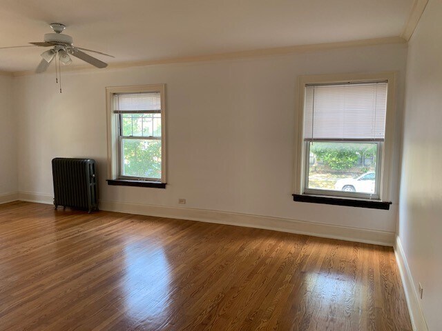 LR - 2333 W Addison St
