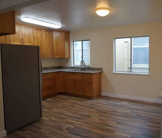 Building Photo - 605 23rd St