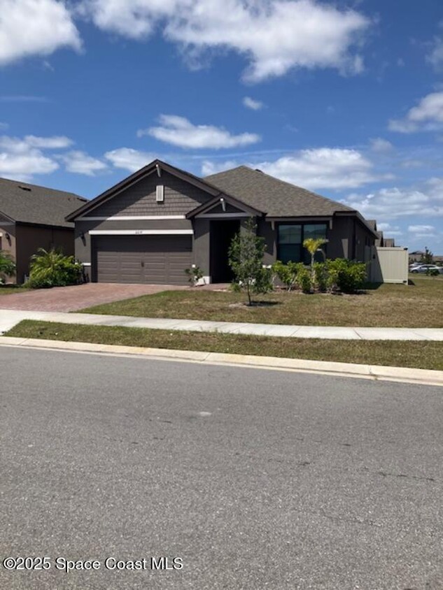 Primary Photo - 2214 Capital Dr