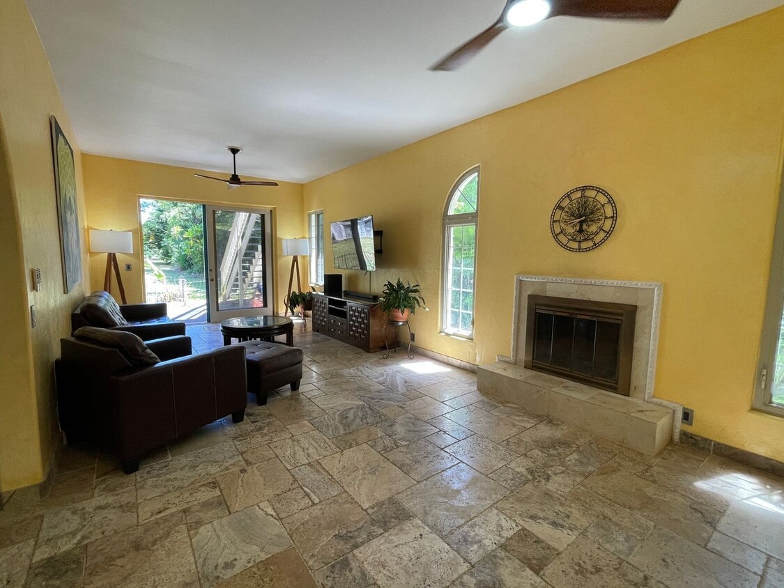 Primary Photo - Spacious 4-Bedroom Retreat in Haiku with S...