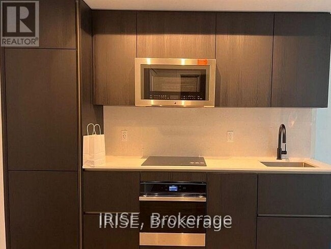 Building Photo - 327 King St W