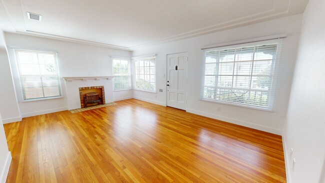 Building Photo - Charming Remodeled 2 Bed/1 Bath Home in Sa...