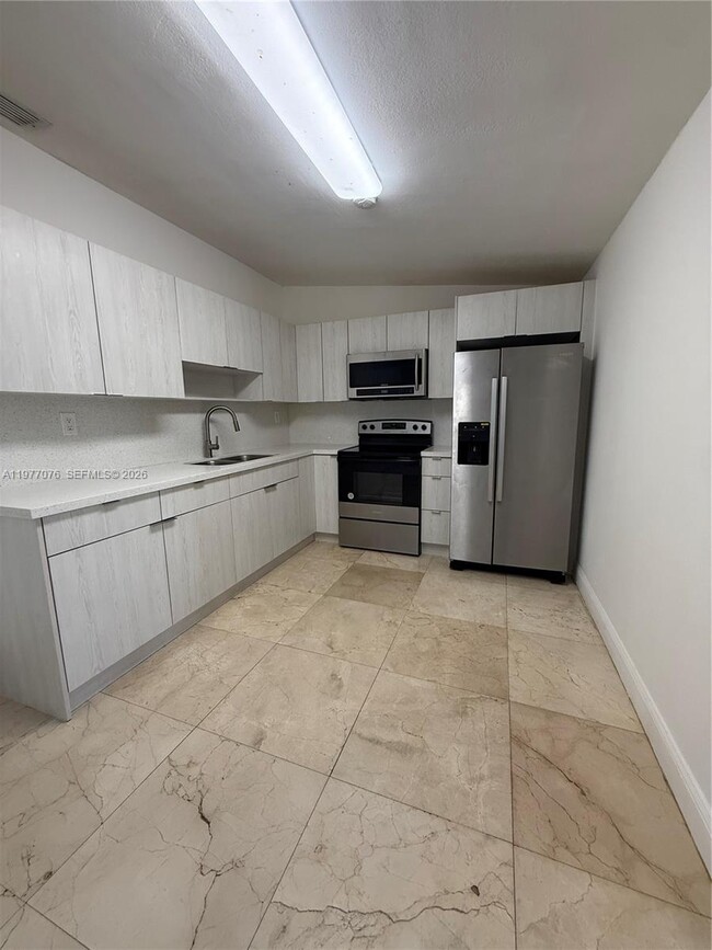 Building Photo - 1585 W 53rd St