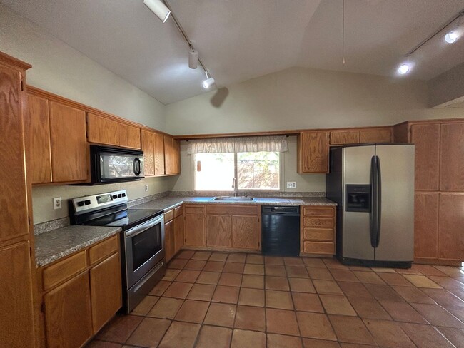 Foto del edificio - 3 Bedroom 2 Bath 8th and Dobson Mesa