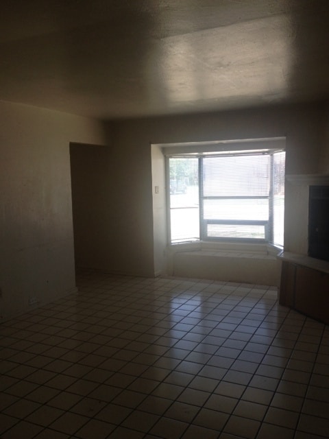 Foto del edificio - CORNER LOT- HAS FIREPLACE AND A DEN