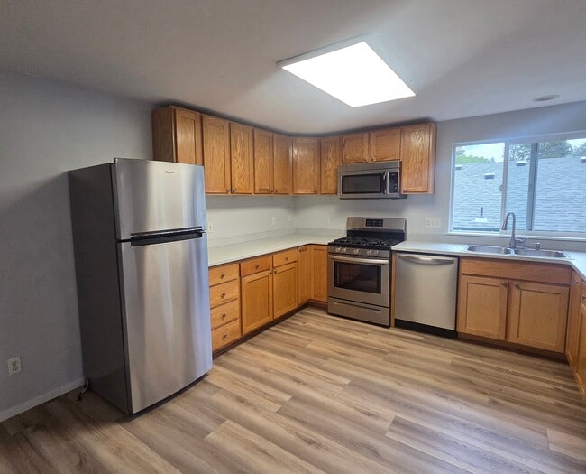 Building Photo - 432 NE Seward Ave