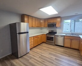 Building Photo - 432 NE Seward Ave