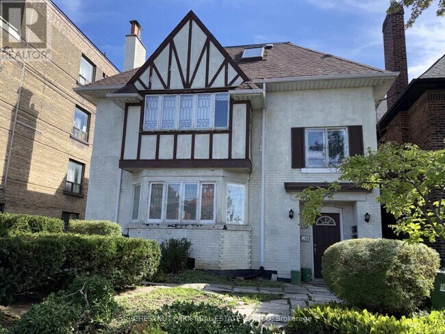Building Photo - 889 Avenue Rd