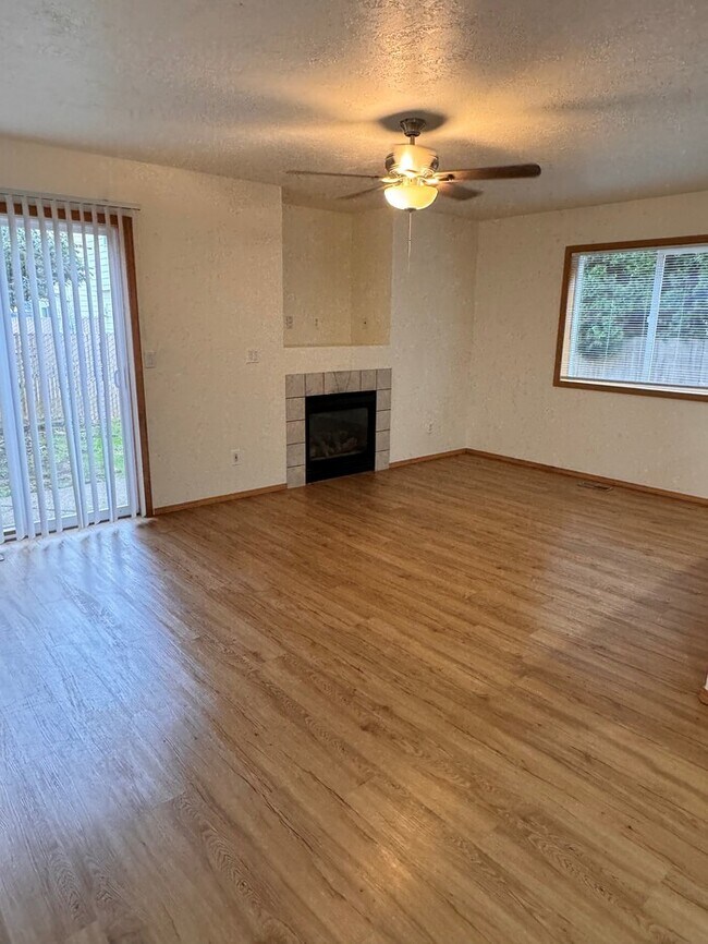 Foto del edificio - Beautiful Home w/New Carpet, Fresh Paint, ...