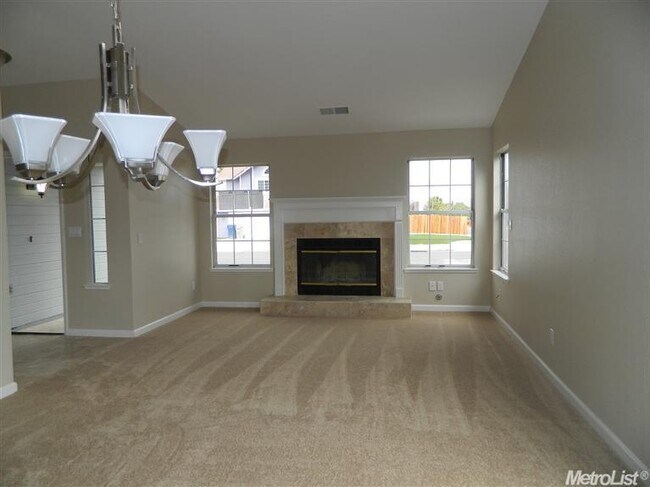 Foto del edificio - Huge 3 Bedroom 2.5 Bath Corner Lot Home fo...