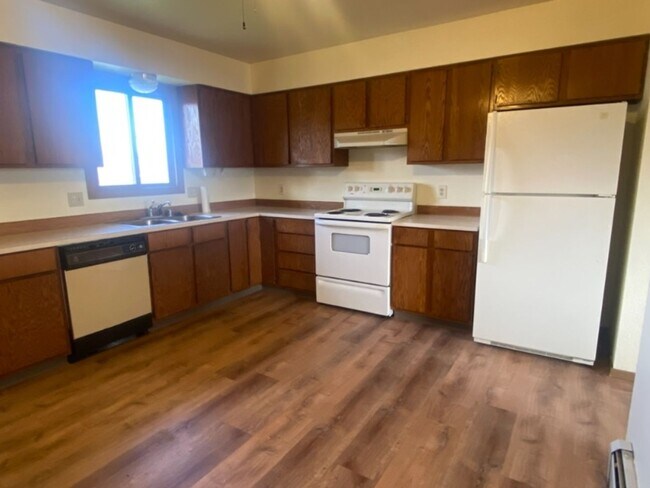 Foto del edificio - Bright & Roomy 2 Bedroom Apartment in Gree...