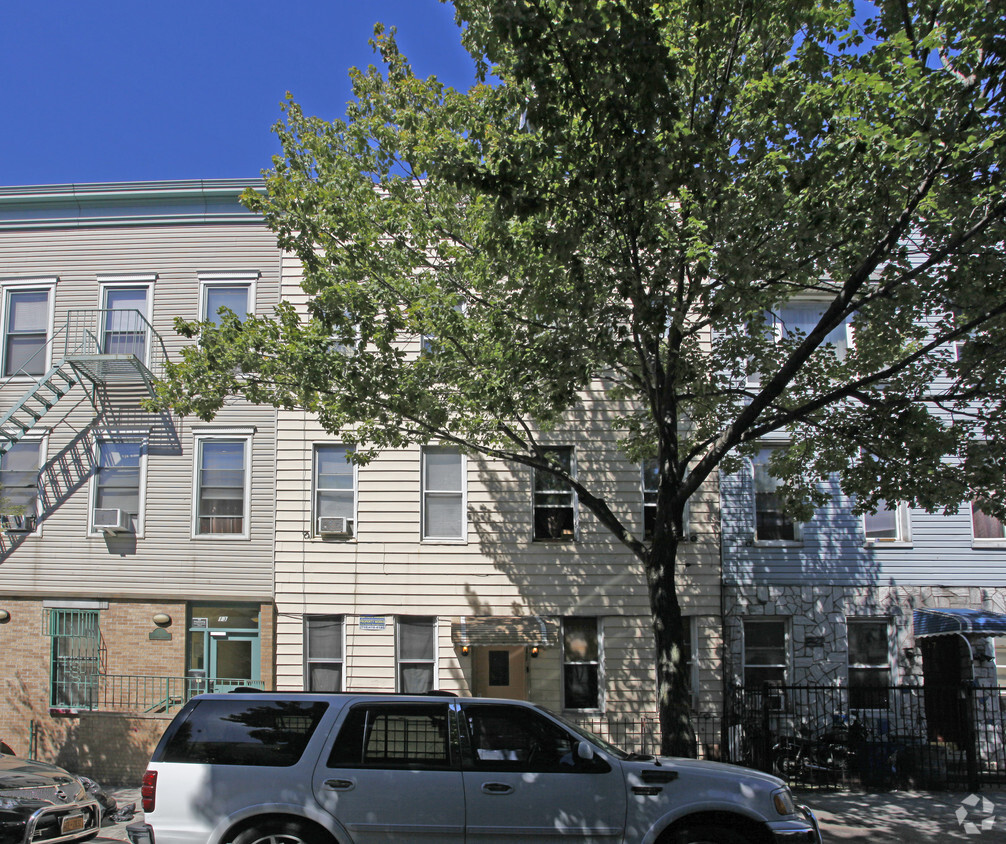 Building Photo - 15 Locust St